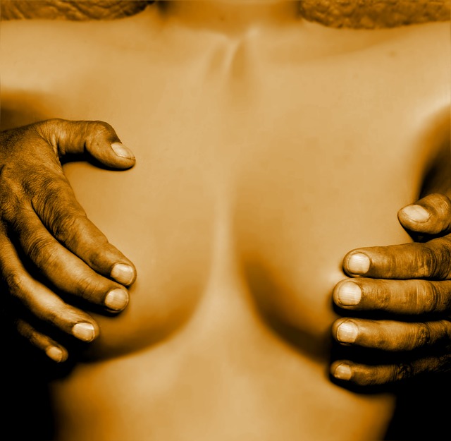 Photo de mains d'homme sur une poitrine