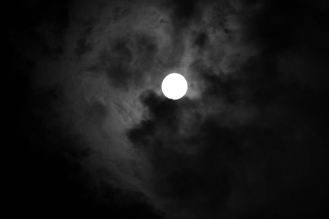 Photo de la lune et de nuages sombres