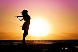 Photo d'une femme au lever du soleil